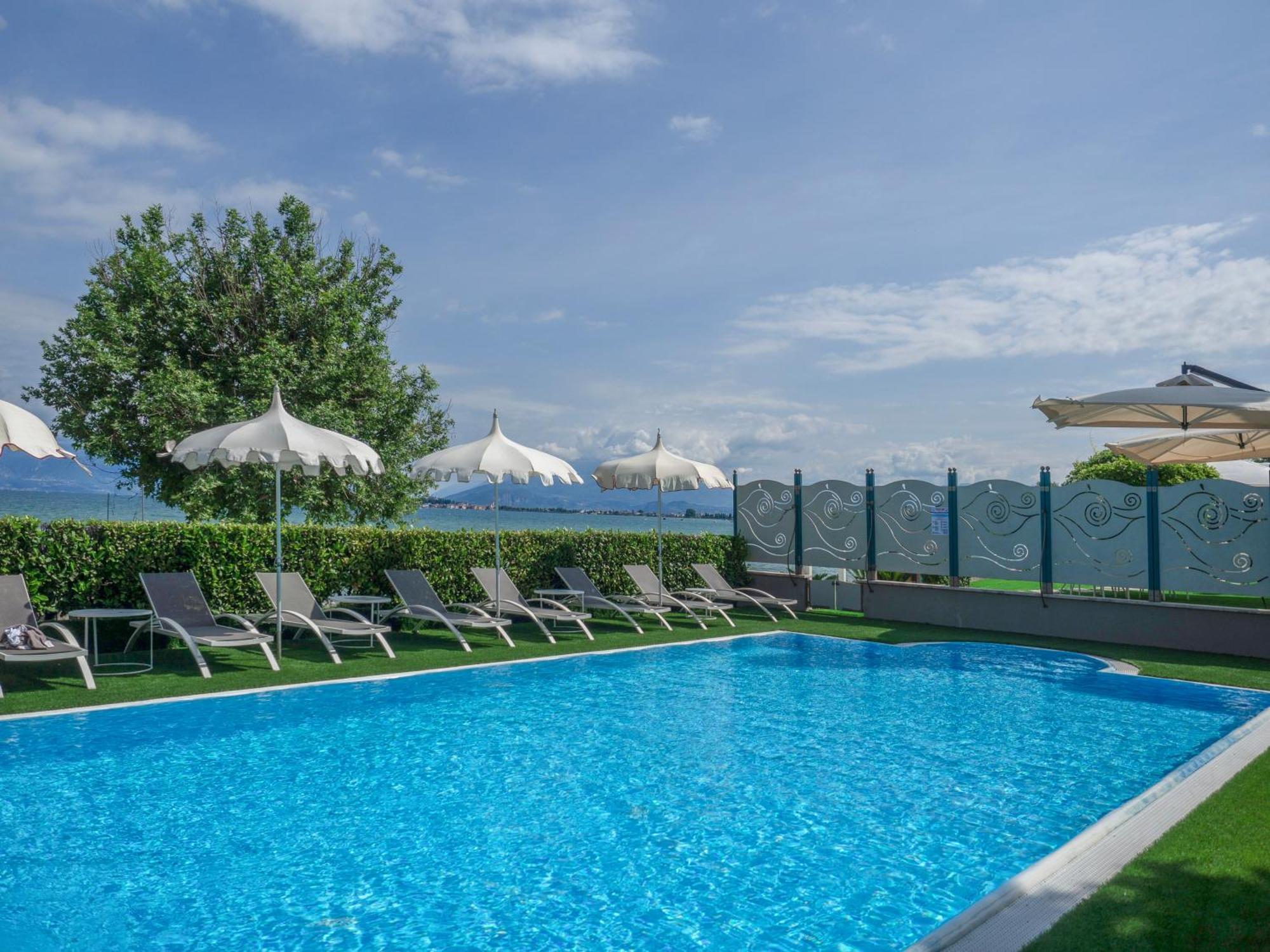 Hotel Aquila D'Oro Desenzano Desenzano del Garda Exterior photo