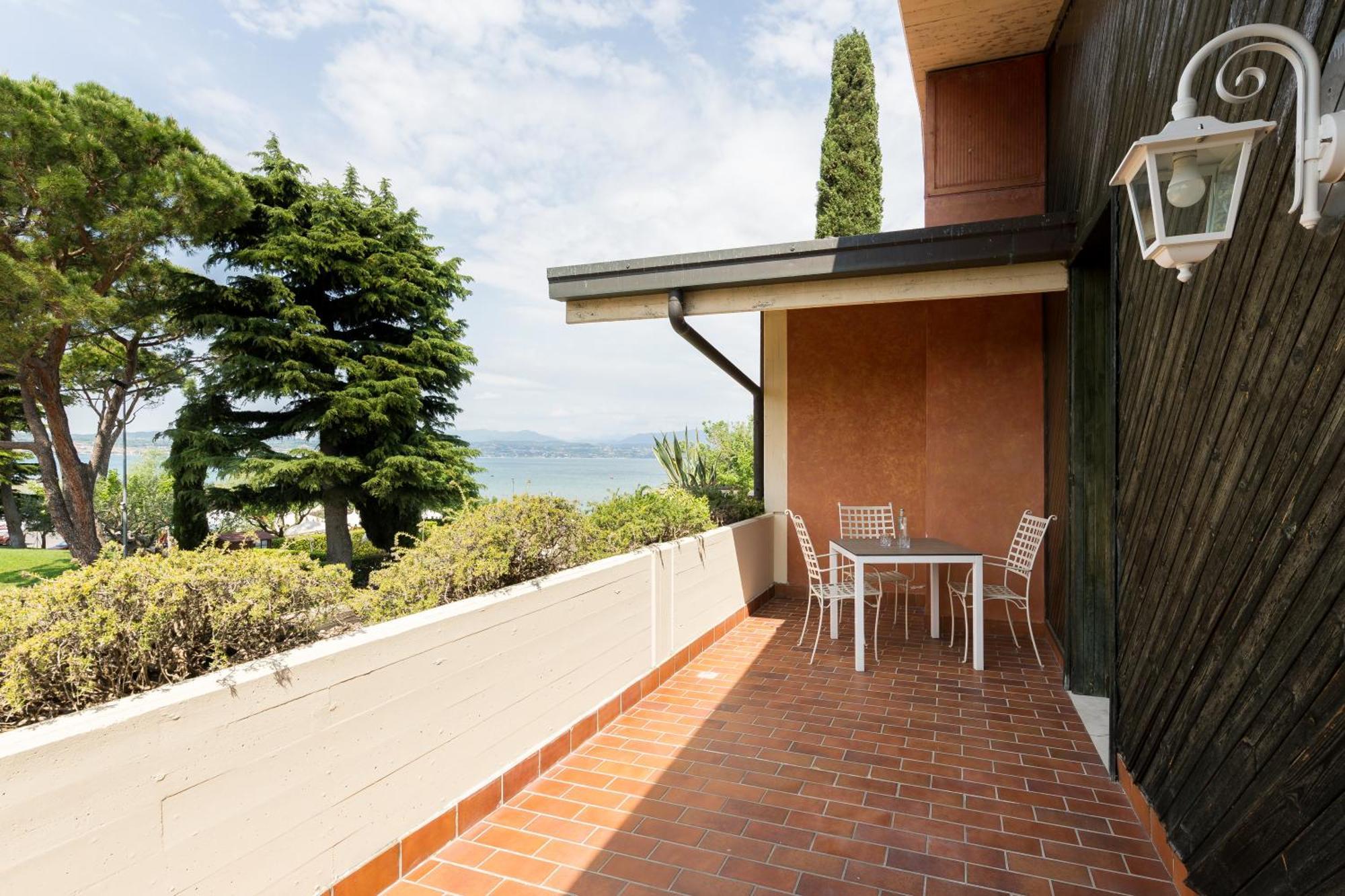 Hotel Aquila D'Oro Desenzano Desenzano del Garda Exterior photo
