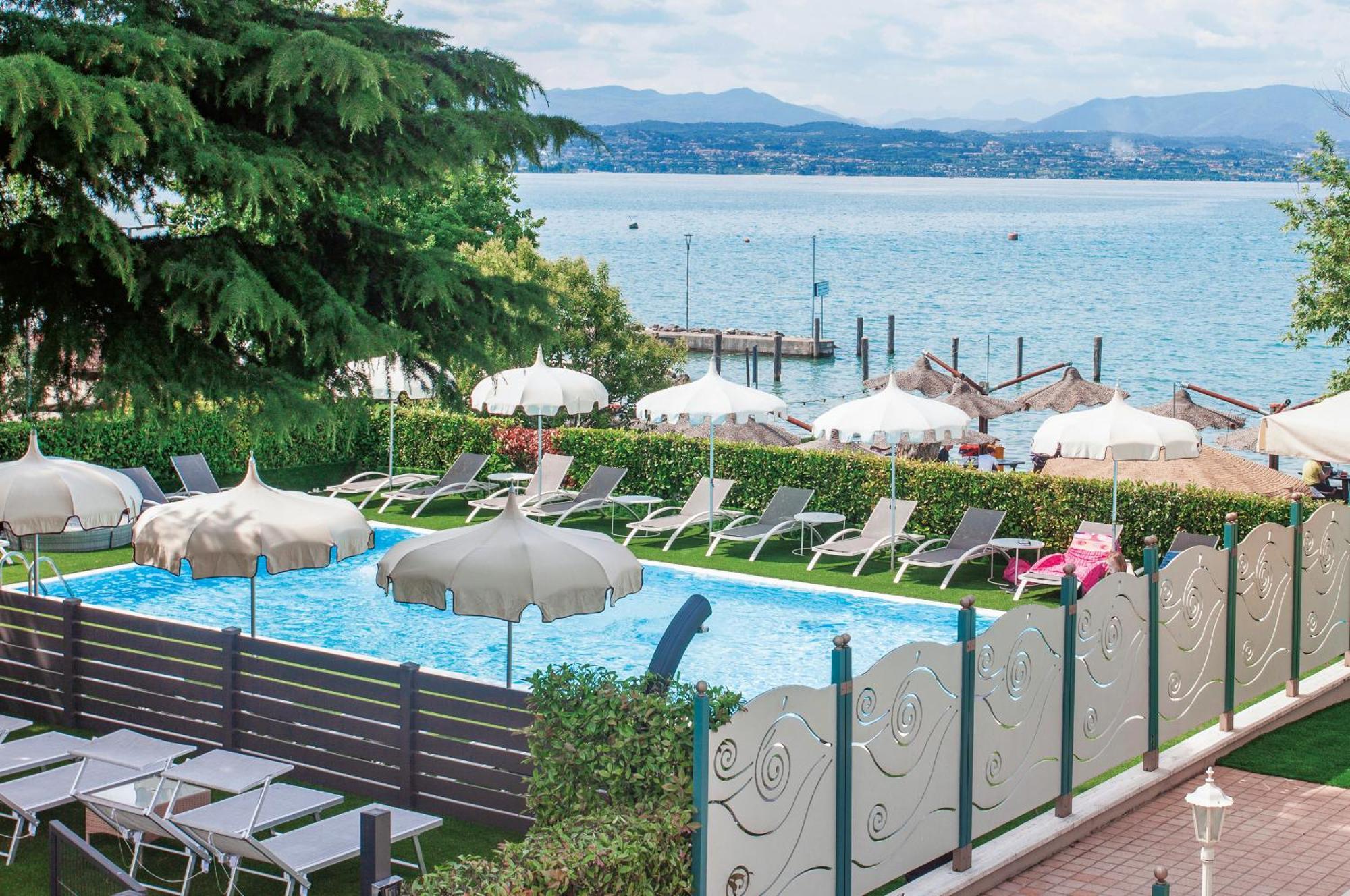 Hotel Aquila D'Oro Desenzano Desenzano del Garda Exterior photo